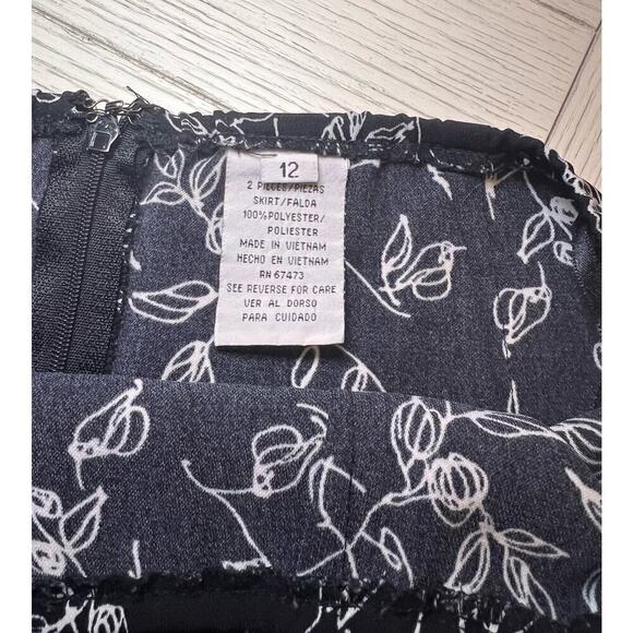 Floral print zip closure w/ elastic waist knee length skirt with ruffle trim. 12 - Picture 7 of 9